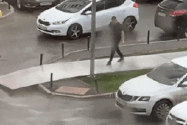 Mái nhà bị gió lớn cuốn, quật ngã người đi đường