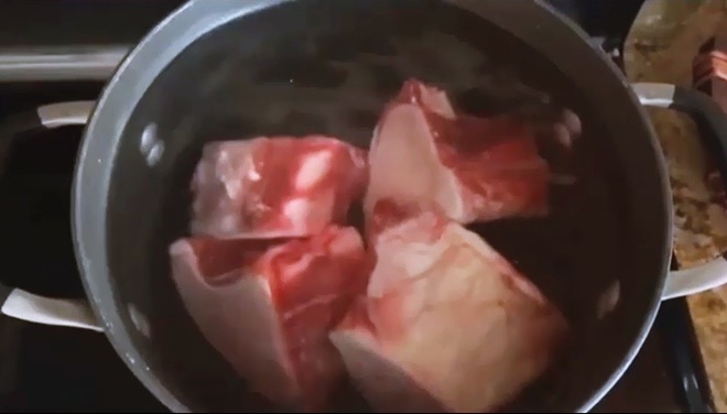 Kim Hiền nấu ăn cho con trai, nhìn tảng thịt mà đã mắt nhưng vẫn bị dân mạng bắt lỗi-2