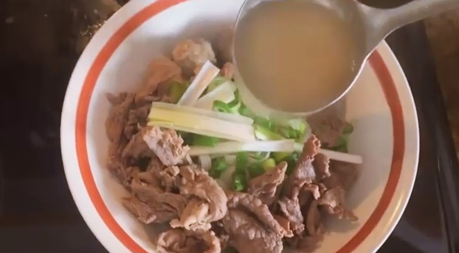 Kim Hiền nấu ăn cho con trai, nhìn tảng thịt mà đã mắt nhưng vẫn bị dân mạng bắt lỗi-4