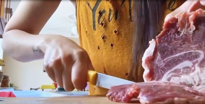 Kim Hiền nấu ăn cho con trai, nhìn tảng thịt mà đã mắt nhưng vẫn bị dân mạng bắt lỗi-8