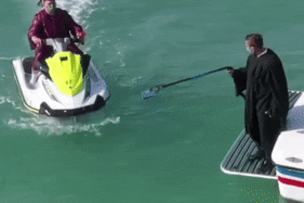 Lễ trao bằng hài hước nhất hôm nay: Sinh viên được Hiệu trưởng trao bằng nhưng nhìn kĩ xuống dưới mới phát hiện điều sai sai!-2