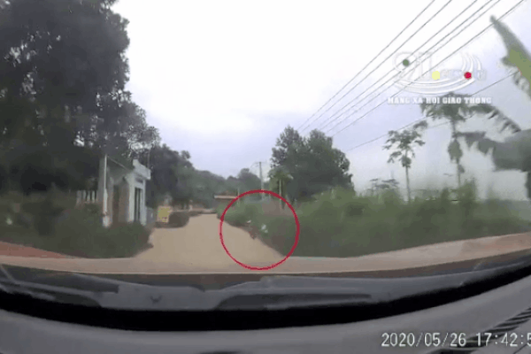 CLIP: Cậu bé khiến lái xe bán tải toát