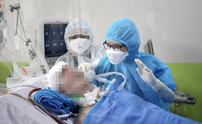 Nam phi công người Anh đã ngậm được kín miệng, có thể xoay đầu theo lời bác sĩ-1