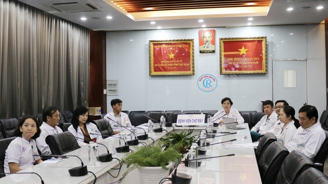 Nam phi công người Anh đã ngậm được kín miệng, có thể xoay đầu theo lời bác sĩ-2