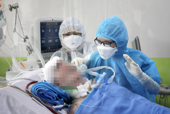 Nam phi công người Anh đã ngậm được kín miệng, có thể xoay đầu theo lời bác sĩ