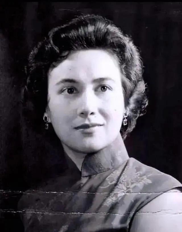 Cô con gái đáng thương bị vua sòng bài Macau lạnh nhạt nhưng vẫn yêu cha, người duy nhất đứng ngoài cuộc chiến giành tài sản 1.600 tỷ đồng-1