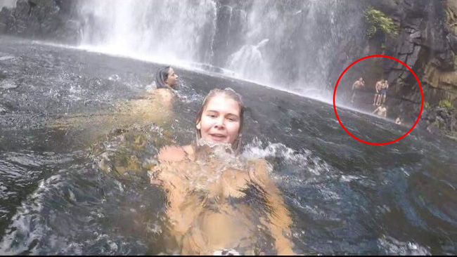 Đi chơi ở thác nước, cô gái cầm máy ghi hình kỉ niệm nhưng tình cờ quay được vụ tai nạn phía sau và khoảnh khắc cuối đời của một người-1
