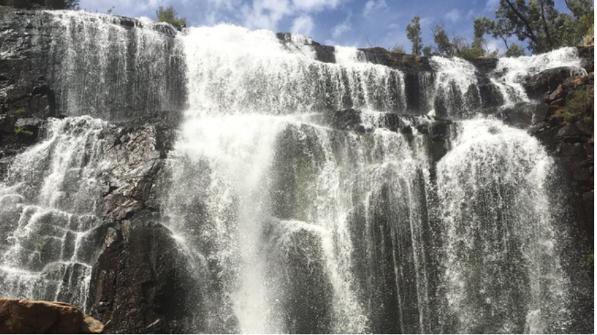 Đi chơi ở thác nước, cô gái cầm máy ghi hình kỉ niệm nhưng tình cờ quay được vụ tai nạn phía sau và khoảnh khắc cuối đời của một người-2