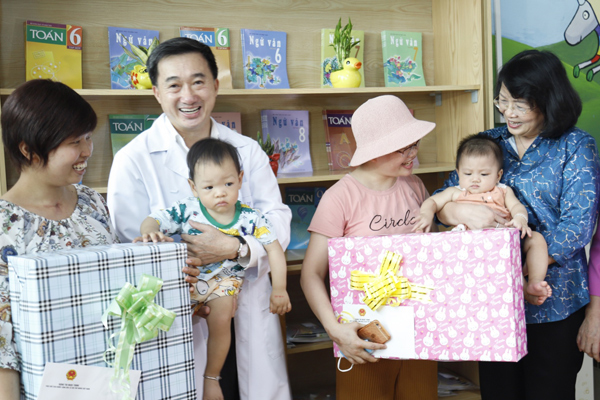 Mẹ con Bình An sau 1 năm thực hiện ca mổ ngồi bắt thai-3