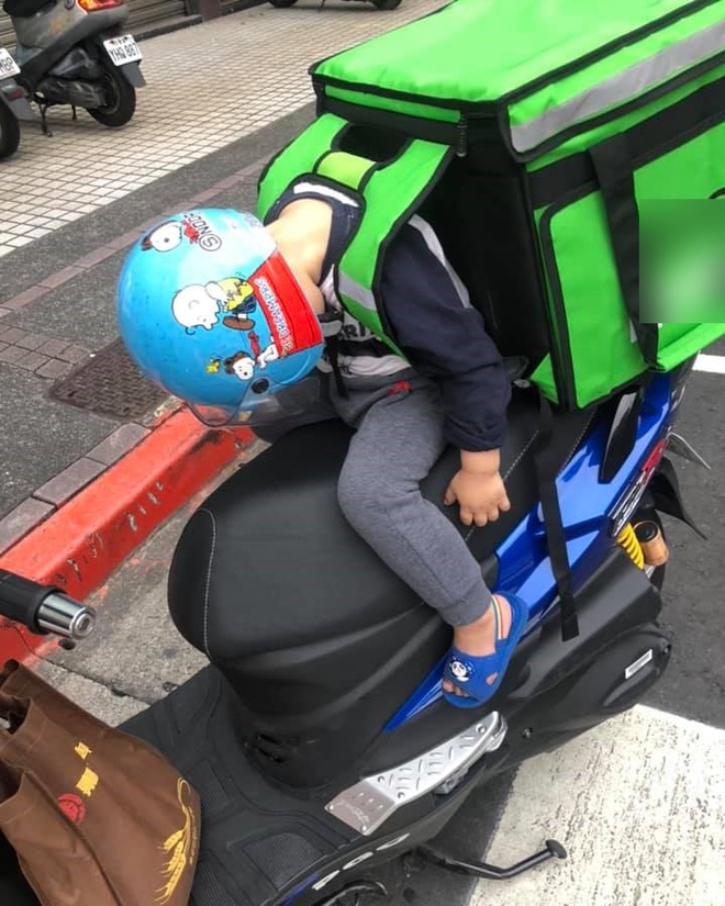 Em bé ngủ gật trên xe khi cùng bố đi ship hàng khiến dân mạng xúc động-2