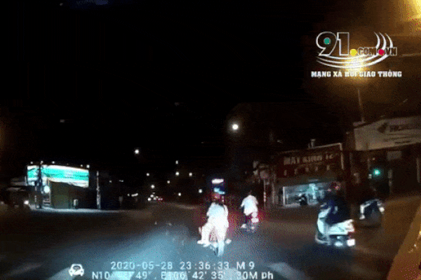 Clip: Ám ảnh khoảnh khắc người phụ nữ bị ô tô húc bay do vượt đèn đỏ