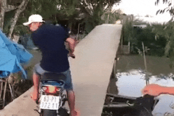 Ma men nhận kết đắng lao cả người và xe xuống sông sau lời khẳng định chắc nịch với bạn nhậu: Em tự về được, qua cầu là gần tới nhà rồi-1