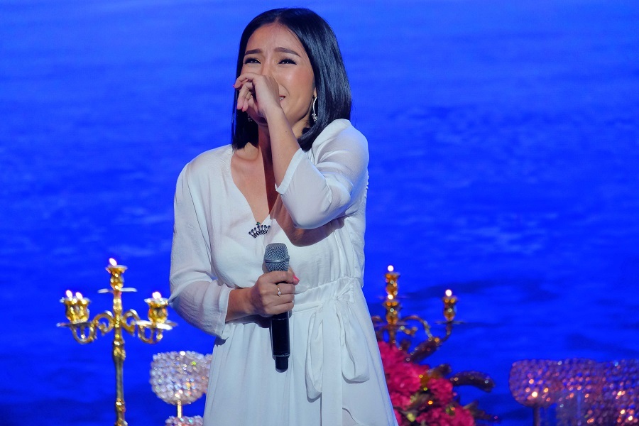 Trung Dũng khoe giọng ngọt ngào và bất ngờ hôn MC Cát Tường-1