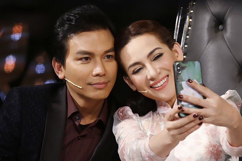 Trung Dũng khoe giọng ngọt ngào và bất ngờ hôn MC Cát Tường-3