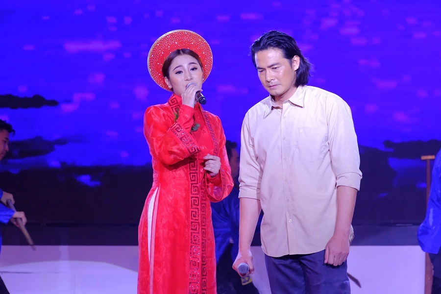 Trung Dũng khoe giọng ngọt ngào và bất ngờ hôn MC Cát Tường-4