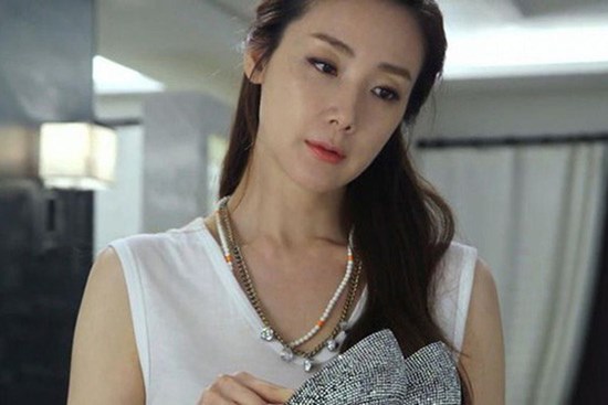 Tiếng chuông cửa định mệnh trong đêm và cô vợ yêu chồng vô điều kiện bắt đầu tỉnh ngộ khi nghe 1 câu nói của vị khách không mời
