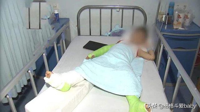 Bắt chước hoạt hình, bé trai 6 tuổi giương ô nhảy dù từ tầng 5-2