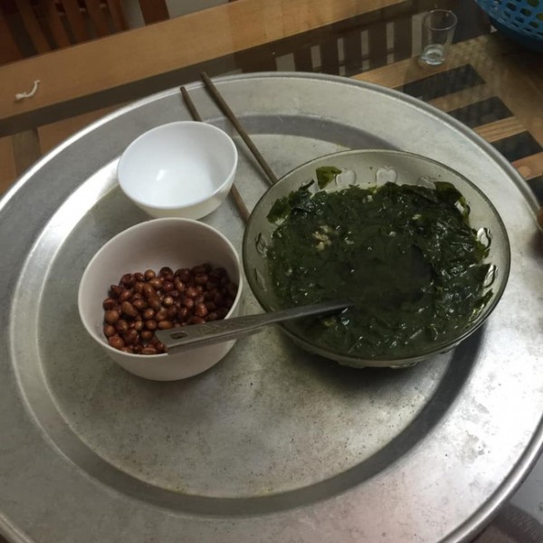 Bất thình lình về không báo trước, chồng nhìn thấy mâm cơm cữ mẹ nấu cho vợ mà sững sờ, cách anh giải quyết khiến ai nấy thán phục-1