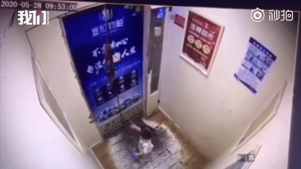 Kẹt tay vào vòng dây an toàn, đứa trẻ 2 tuổi bị treo trên cửa thang máy, đoạn video ghi lại cảnh tượng này khiến các bậc phụ huynh sợ hãi-1