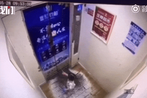 Cậu bé mắc kẹt trong thang máy do dây bàn phím-1