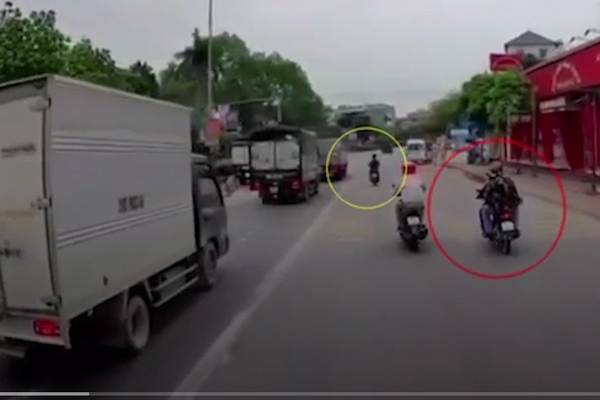 CLIP: Bị dừng xe kiểm tra, cô gái đầu trần hét lớn đưa chìa khóa tao đây rồi lao vào đánh công an-1