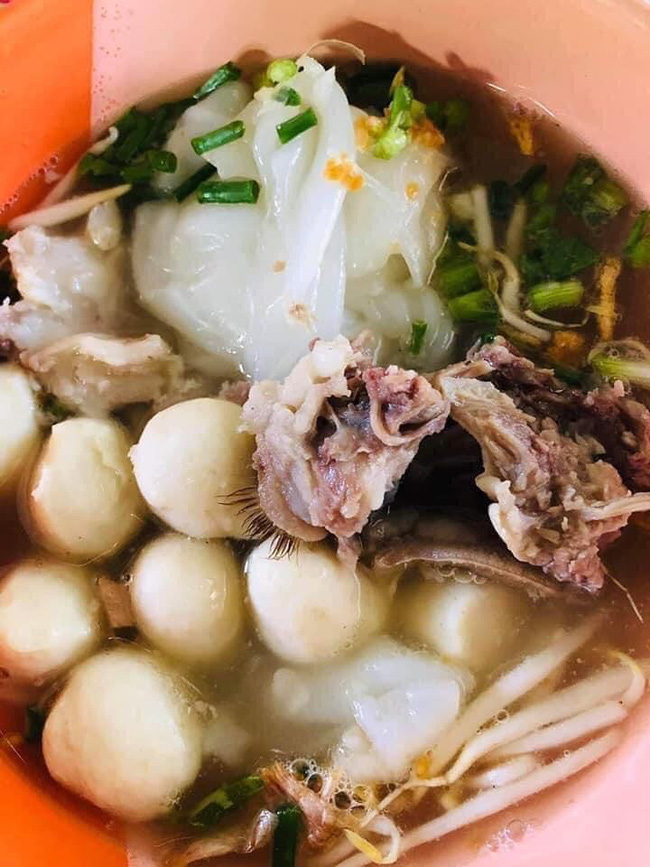 Háo hức mua đồ ăn bên ngoài, cô gái tá hỏa khi thấy một bờ mi cong vút trong chiếc túi nilon, gắp vội ra ngoài xem xong ai cũng muốn bỏ ăn-2