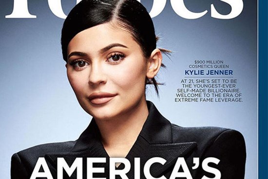 Forbes tuyên bố Kylie Jenner không còn là tỷ phú đô la, cáo buộc chiêu trò, giả mạo giấy tờ với tài sản thực gây sốc