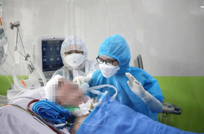 Bệnh nhân 91 có biểu cảm lúc bác sĩ trò chuyện, rơi nước mắt khi được hỏi thăm-1