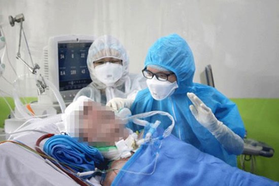 Bệnh nhân 91 có biểu cảm lúc bác sĩ trò chuyện, rơi nước mắt khi được hỏi thăm