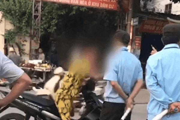 Bị công an giữ xe, người phụ nữ la hét chửi bới rồi thách thức: Biết tao là ai không?-1