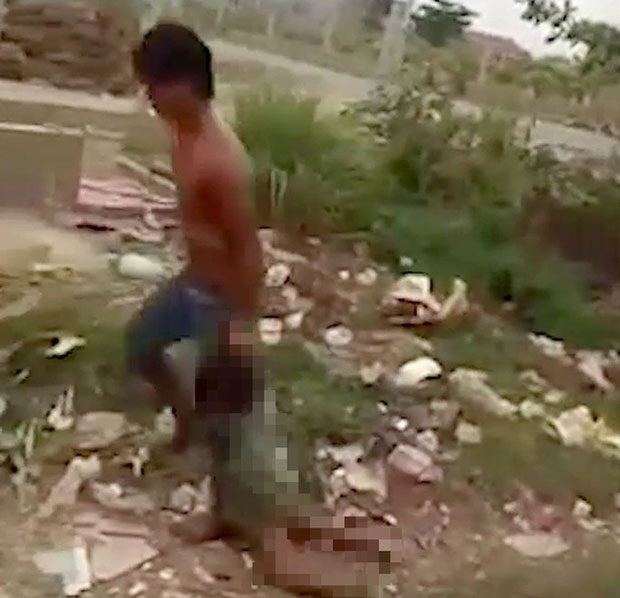 Người cha nhẫn tâm đánh, giẫm đạp con gái 6 tuổi đối diện mức án nào?-3