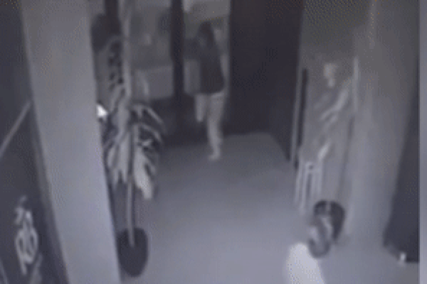 Cãi nhau với bạn trai, người mẹ ném con xuống sàn nhà