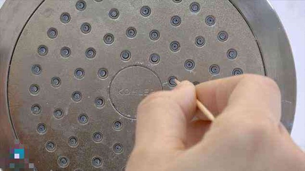 Nhiều người đang tắm dưới vòi hoa sen đầy cặn bẩn mà không biết đây là cách vệ sinh nó-6