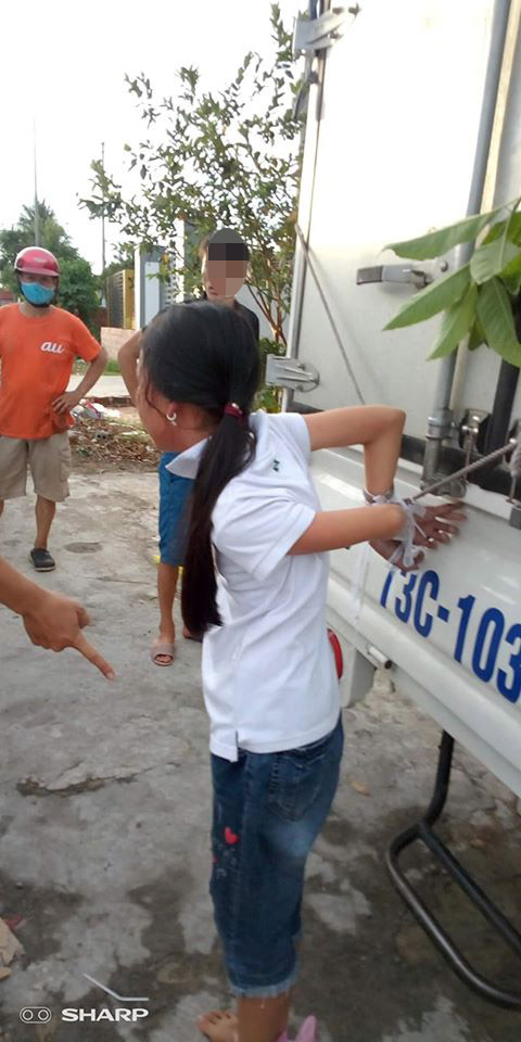 Bé gái ăn trộm tiền, ông bà và bố mẹ liền trói vào thùng xe tải đánh túi bụi, thời đại nào rồi còn dạy trẻ bằng đòn roi?-1