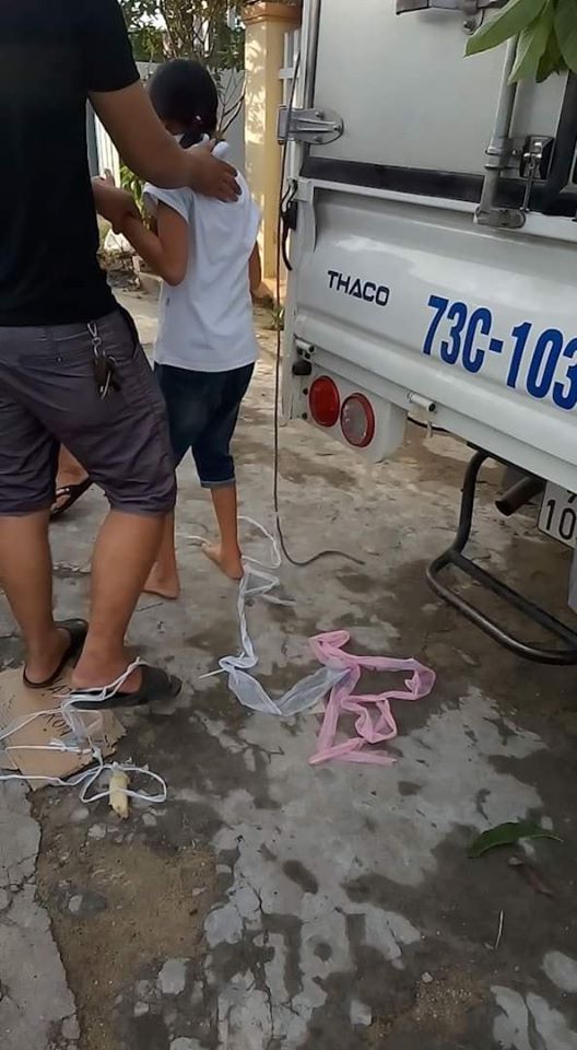 Bé gái ăn trộm tiền, ông bà và bố mẹ liền trói vào thùng xe tải đánh túi bụi, thời đại nào rồi còn dạy trẻ bằng đòn roi?-4