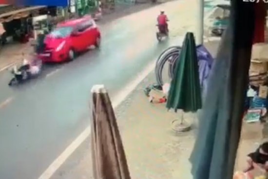 Cặp đôi đi xe máy xin sang đường bất ngờ bị nữ tài xế đi ô tô phía sau lao tới, hất tung lên nắp ca pô