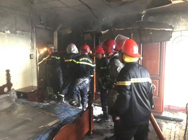 Giải cứu 7 người mắc kẹt trong căn nhà bốc cháy dữ dội ở Sài Gòn-2