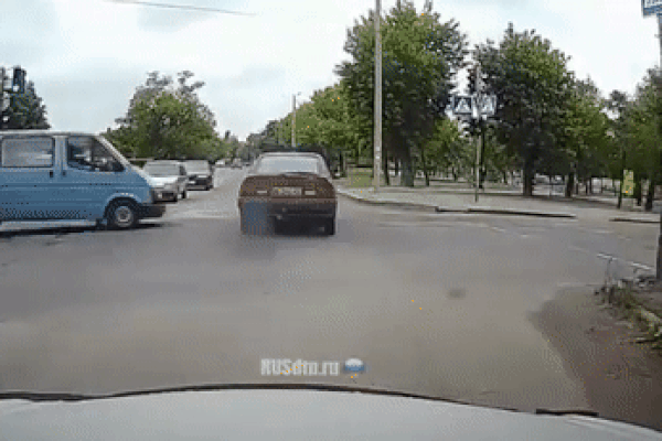 Vượt xe container không dứt khoát, ôtô bị húc tông thẳng vào cột điện-1