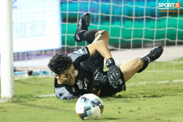 Bùi Tiến Dũng lại hoá người hùng luân lưu, tái hiện y hệt khoảnh khắc kinh điển ở World Cup-3