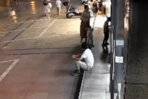 Cửa kính ngã sập đè trúng 2 mẹ con ở Trung Quốc