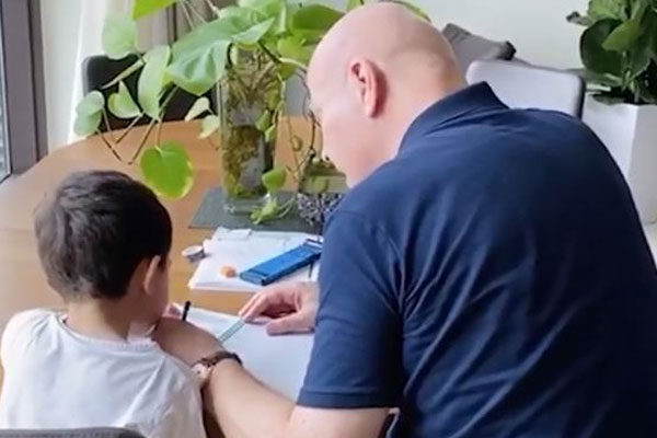 Ca sĩ Thu Minh lần đầu tiết lộ chuyện được chị gái xông vào biển lửa để cứu-4