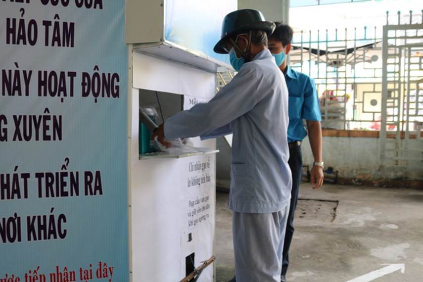 CLIP: Rụng tim” với chú chó xoáy Phú Quốc thay chủ tật nguyền xếp hàng nhận gạo-6