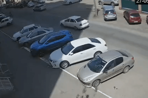 Va chạm với ô tô, người điều khiển xe máy ngã lộn nhào