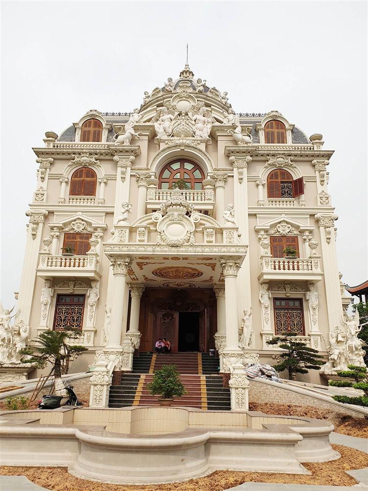 Choáng váng trước tòa lâu đài xây gần 10 năm của triệu phú Nam Định, ngày cưới cô dâu nhận vương miện 100 cây vàng-3