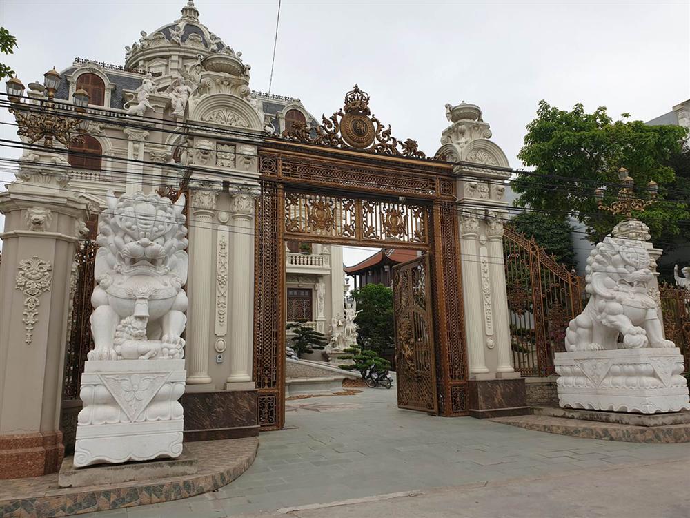 Choáng váng trước tòa lâu đài xây gần 10 năm của triệu phú Nam Định, ngày cưới cô dâu nhận vương miện 100 cây vàng-4