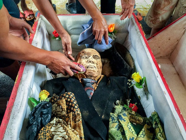 Sống chung và vệ sinh thi thể người chết: Việc làm nghe rùng rợn nhưng là văn hóa người Toraja cùng những lễ tang đắt đỏ thể hiện sự giàu sang-1
