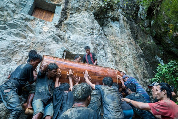 Sống chung và vệ sinh thi thể người chết: Việc làm nghe rùng rợn nhưng là văn hóa người Toraja cùng những lễ tang đắt đỏ thể hiện sự giàu sang-3