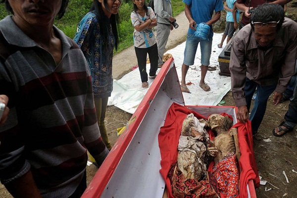 Sống chung và vệ sinh thi thể người chết: Việc làm nghe rùng rợn nhưng là văn hóa người Toraja cùng những lễ tang đắt đỏ thể hiện sự giàu sang-6