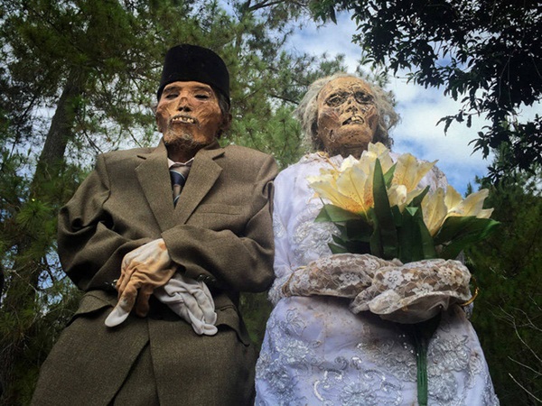 Sống chung và vệ sinh thi thể người chết: Việc làm nghe rùng rợn nhưng là văn hóa người Toraja cùng những lễ tang đắt đỏ thể hiện sự giàu sang-8