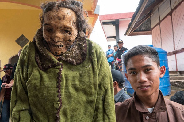 Sống chung và vệ sinh thi thể người chết: Việc làm nghe rùng rợn nhưng là văn hóa người Toraja cùng những lễ tang đắt đỏ thể hiện sự giàu sang-9